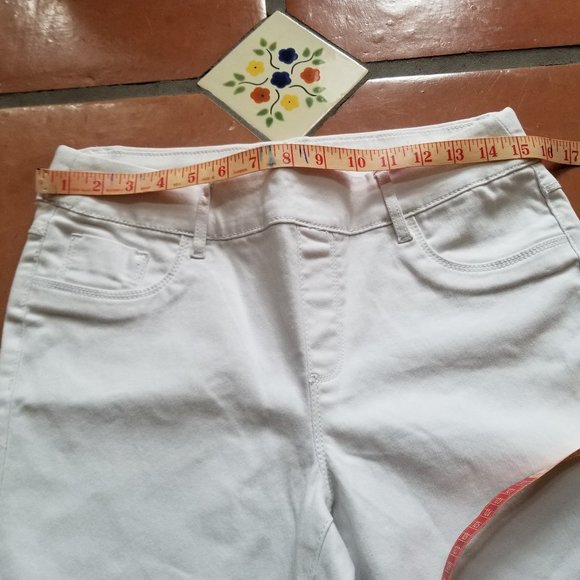 SUKO Mid Rise Pull On White Stretch Denim Capris - Picture 6 of 10